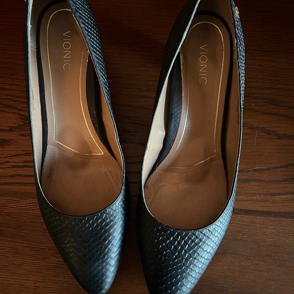 Vionic Black Mia Textured Heels